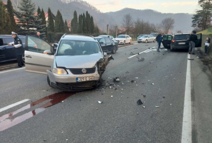 Teška nesreća kod Maglaja: Skršeni automobili, ima povrijeđenih