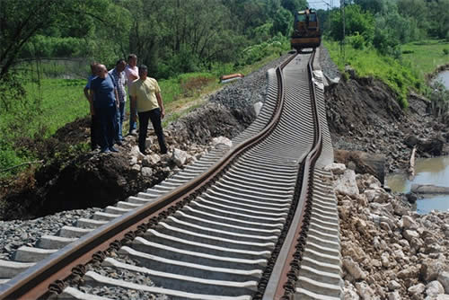 Na dionici pruge Dragalovci - Prisoje u  km 37+840 do 37+900 u blizini Popovića poplave su odnijele kompletan trup pruge sa zastornim materijalom u dužini od 60 metara