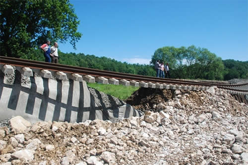 Na dionici pruge Dragalovci - Prisoje u  km 37+840 do 37+900 u blizini Popovića poplave su odnijele kompletan trup pruge sa zastornim materijalom u dužini od 60 metara