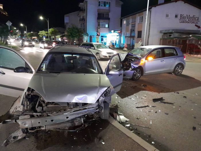 FOTO: Dobojski Info | DRAMATIČNE SCENE NA RASKRSNICI KOD DOMA ZDRAVLJA: Sudar dva automobila. Ima povrijeđenih. (FOTO) (VIDEO)