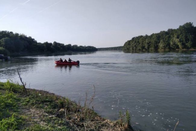 FOTO: INFOBIJELJINA / USTUPLJENA FOTOGRAFIJA | DOBOJ: Pronađeno tijelo mlađeg muškarca zakačeno za čamac