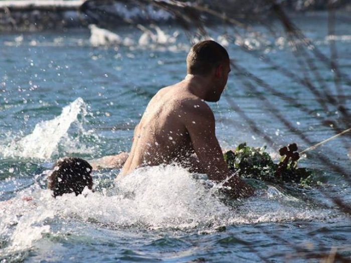 FOTO: Dobojski Info | DOBOJ: Po preporuci vladike Fotija nema plivanja za Časni krst na Eparhiji zvorničko-tuzlanskoj (VIDEO)