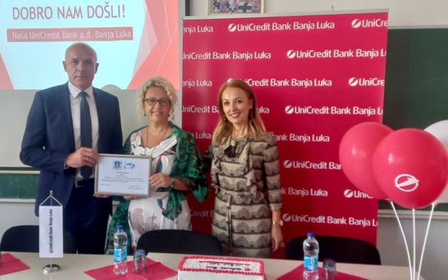 FOTO: Dobojski Info | DOBOJ: Donirana oprema Ekonomskoj školi