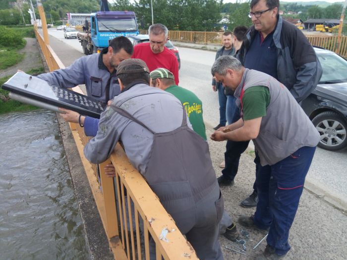 SPOMEN PLOČA ŽRTVAMA POPLAVE 2014.: Ko postavlja poloču na starom mostu? (FOTO)