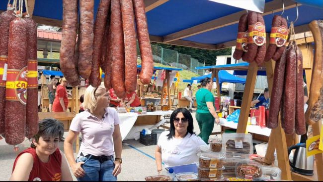 FOTO: Dobojski Info | ODRŽAN PRVI OZRENSKI FESTIVAL MESA: U dubinama Ozrena u Dubokom potoku sajam mesa. (FOTO) 