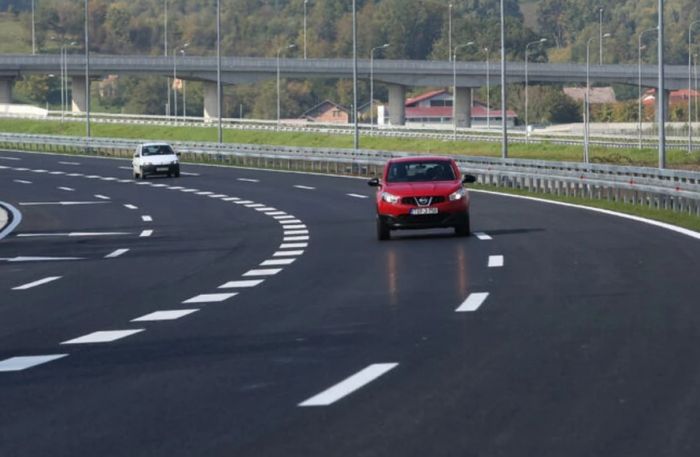 FOTO: Dobojski Info | PUTEVI: Suvi kolovozi, mogući zastoji na dionicama sa radovima