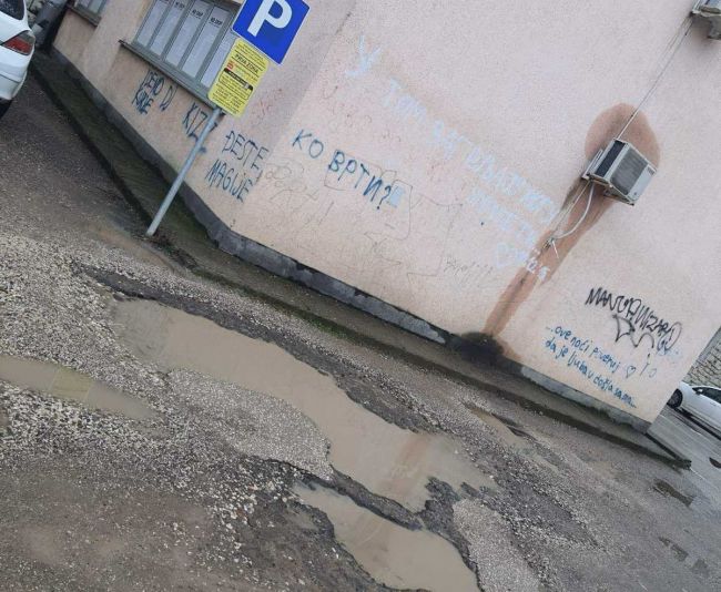 FOTO: Dobojski Info | ŠTA RADI DIRG U DOBOJU?: Umjesto parkinga krateri i lokve. (FOTO)