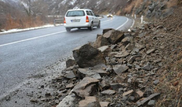 FOTO: Dobojski Info | PUTEVI: Učestali odroni u usjecima