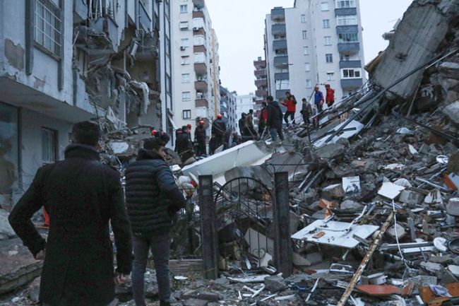 FOTO: Dobojski Info | U razornom zemljotresu u Turskoj i Siriji poginulo više od 300 ljudi