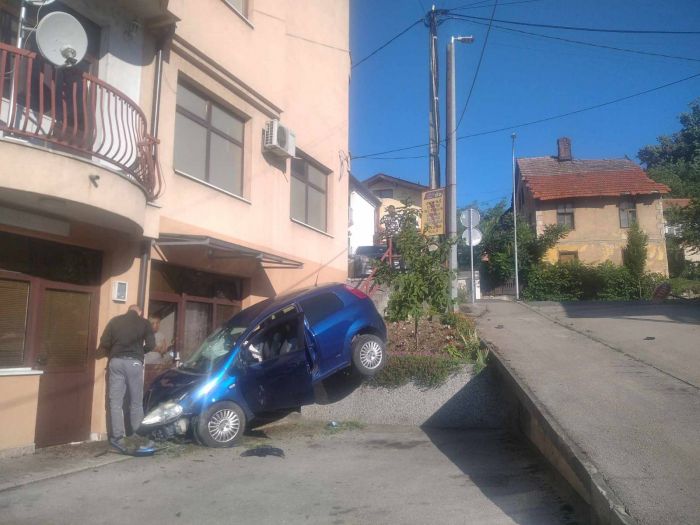 FOTO: Dobojski Info | JUTROS ZA DLAKU IZBJEGNUTA TRAGEDIJA: Plavi Fiat Punto juri kroz grad