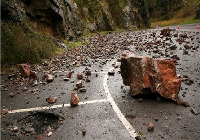 PUTEVI: Kolovozi klizavi, odroni u usjecima