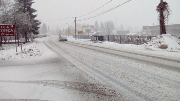 FOTO: Dobojski Info | PUTEVI: Zasniježen kolovoz u višim krajevima, oprezno zbog poledice