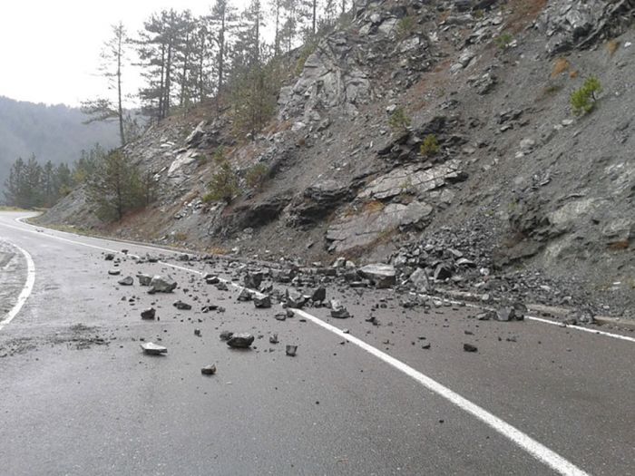 FOTO: Dobojski Info | PUTEVI: Kolovozi mjestimično klizavi, mogući odroni kroz usjeke