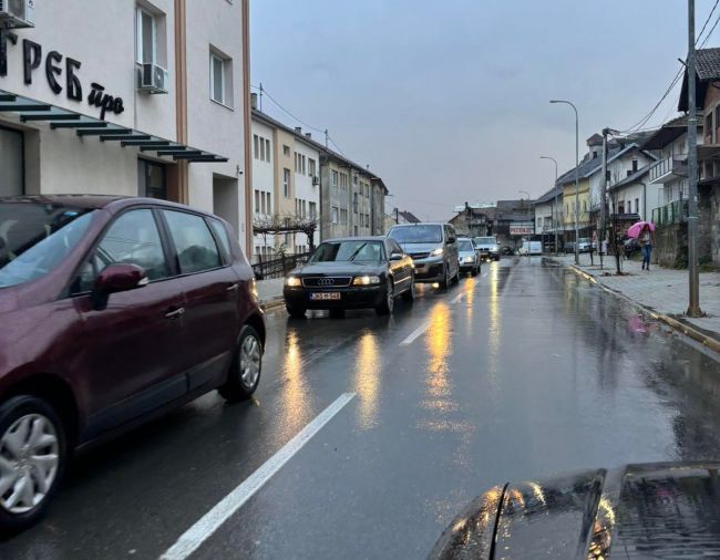 FOTO: Dobojski Info | ALARMANTNO STANJE U DOBOJU: Saobraćajni kolaps na pragu praznika. Građani traže hitna rješenja.