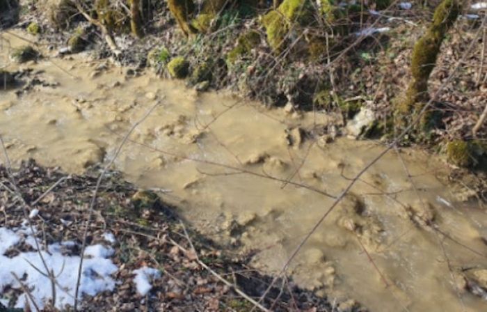 FOTO: Dobojski Info | UPOZORENJE: Nepravilnosti u radu rudnika Medna dovele do zagađenja potoka, stanovnicima se savjetuje da ne koriste vodu!