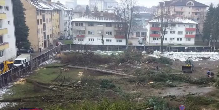 FOTO: Dobojski Info | DOBOJ: Nakon rušenja zgrade opštine, na red je došlo i krčenje drveća