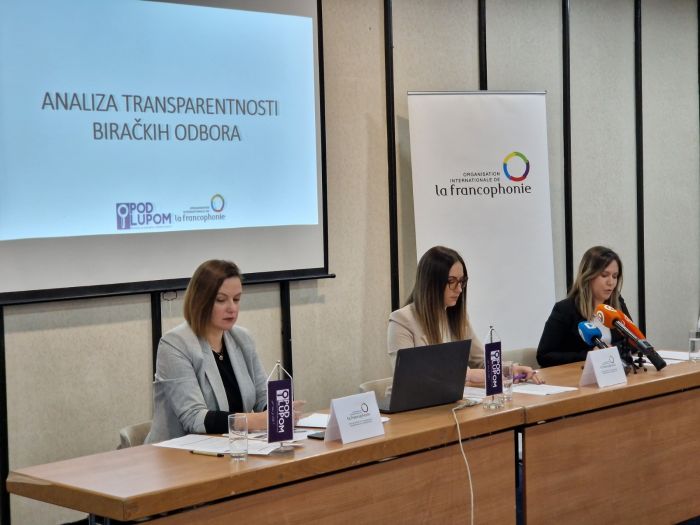 FOTO: Dobojski Info | Koalicija “Pod lupom” predstavila rezultate istraživanja transparentnosti rada biračkih odbora