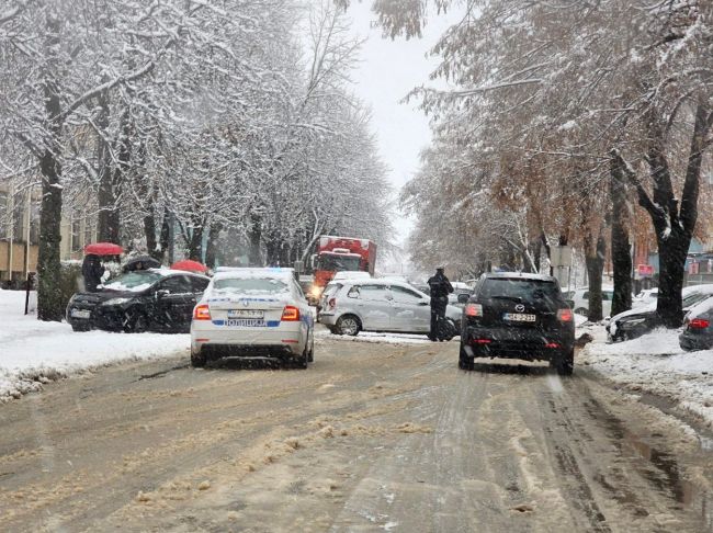 FOTO: Dobojski Info | DOBOJ: Prvi veći snijeg izazvao saobraćajni haos