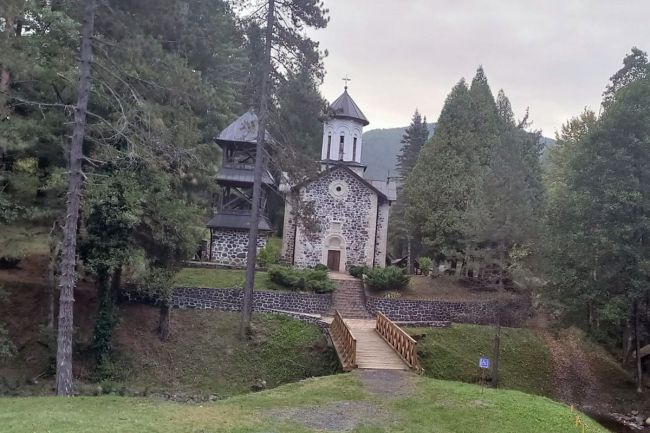 Vjernici došli ih raznih krajeva da raskrče put do manastira u FBiH (FOTO)