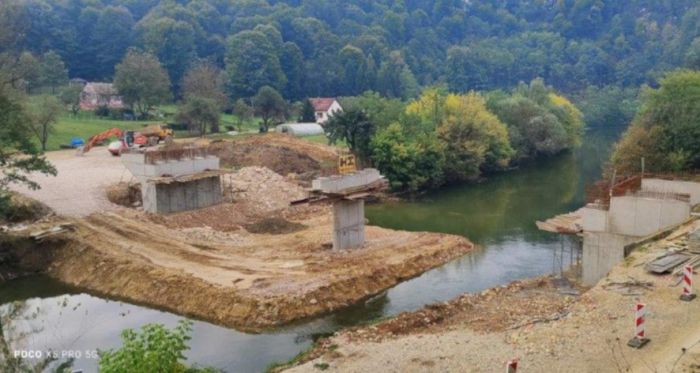 FOTO: Dobojski Info | DOBOJ: Zbog mosta preko rijeke Spreče, kome se ne zna smisao, gradska uprava je tužena zbog neracionalnog trošenja budžetskih sredstava i sumnje u korupciju