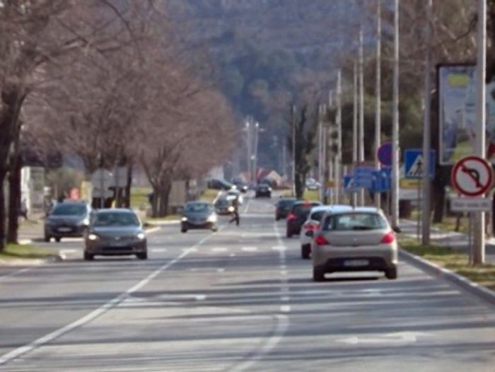 FOTO: Dobojski Info | PUTEVI: Nesmetano odvijanje saobraćaja, gužva na prelazu Velika Kladuša