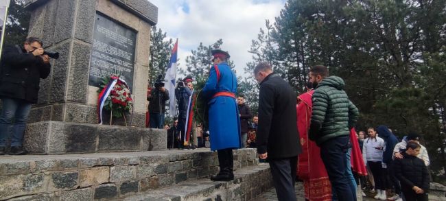 FOTO: Dobojski Info | DOBOJ: Položeni vijenci i cvijeće žrtvama kazamata