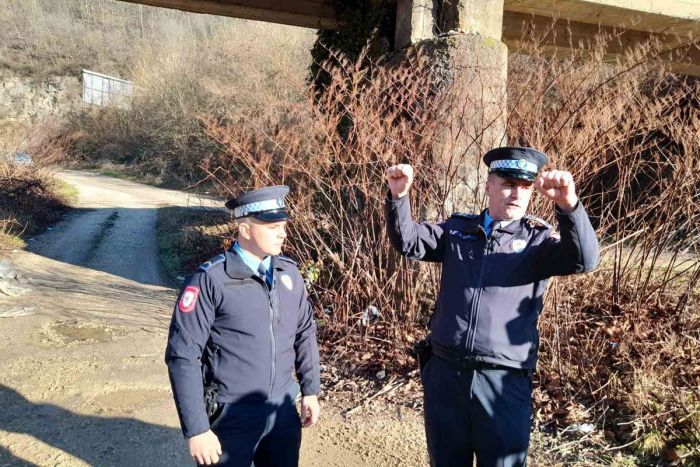 FOTO: Sanja Čakarević | DOBOJ: Žena pozvala 122 pa skočila u hladnu Spreču, policajci je ipak spasili