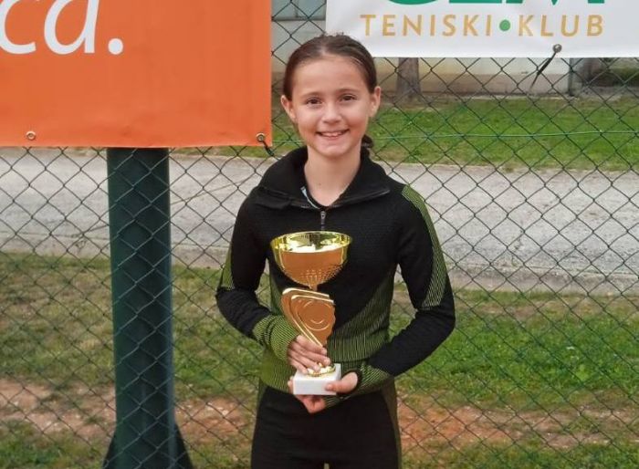 FOTO: Dobojski Info | NOVI TRIJUMF SARE TRIPIĆ: Prvo mjesto na U12 turniru u Sarajevu!