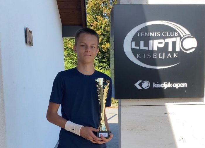 FOTO: Dobojski Info | NOVA TITULA ZA TENISKI KLUB DOBOJ: Nikša Smiljanić najbolji na OP Kiseljak U16!