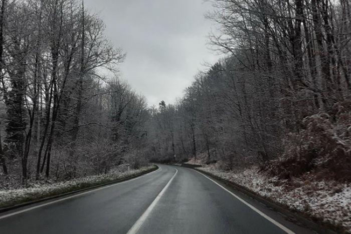 FOTO: Dobojski Info | PUTEVI: Poledica preko planinskih prevoja, magla u kotlinama