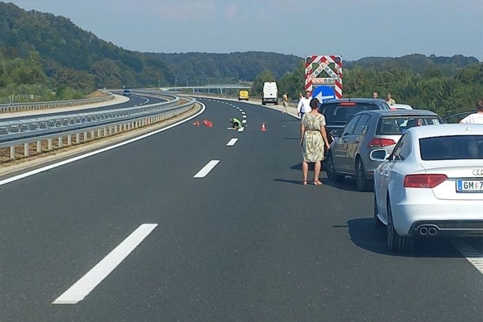 FOTO: Viber/Patrole-Radari-Duali-Rameri / OBUSTAVLJEN SAOBRAĆAJ NA AUTO-PUTU &quot;9. JANUAR&quot;: Vozilo udarilo radnika na održavanju ceste