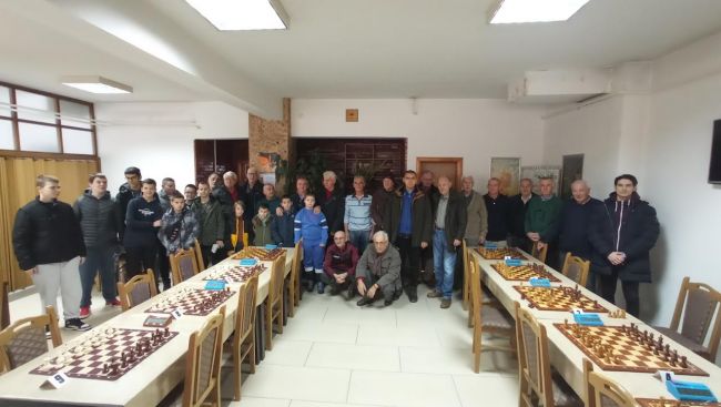 FOTO: Dobojski Info | BOŽIĆNO-NOVOGODIŠNJI TURNIR U ŠAHU: Druženje mladih i penzionera