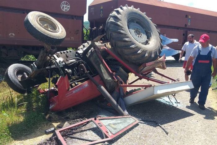 FOTO: ŽRS | DOBOJ: Teretni voz naletio na traktor  u Modriči, nema povrijeđenih