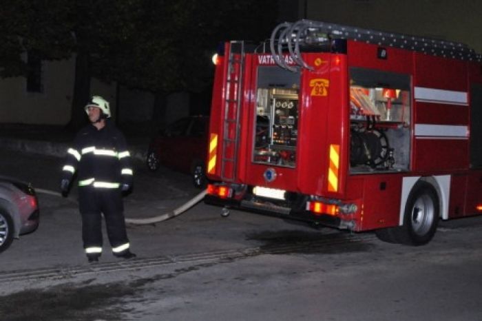 FOTO: Dobojski Info | DOBOJ: Požar na pomoćnom objektu - vatrogasci brzo reagovali, istraga u toku