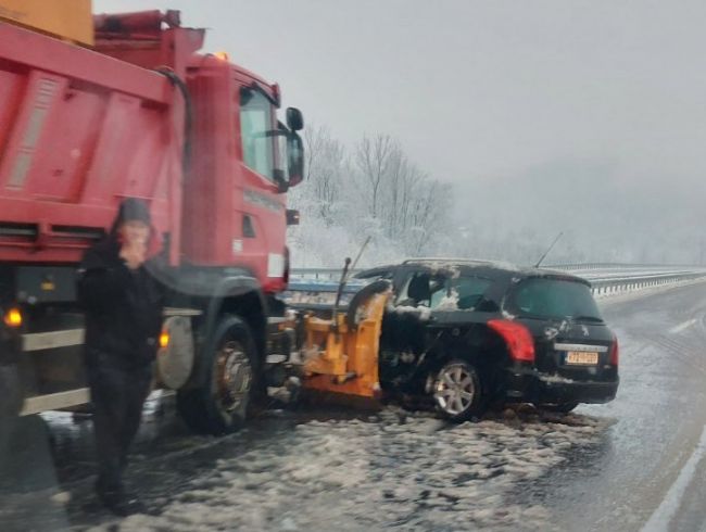 FOTO: Dobojski Info | DOBOJ: Saobraćajna nesreća na Autoputu "9. Januar" 