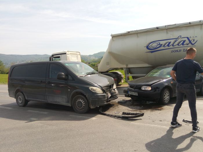 FOTO: Dobojski Info | SAOBRAĆAJNA NESREĆA NA PUTU M17 KOD AUTOBUSKE STANICE: Kakav indolentan odnos vozača golfa.