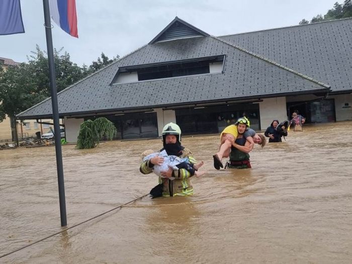 FOTO: Ilustracija | NOVI SPORT U DOBOJU: Spasavanje djece od poplava