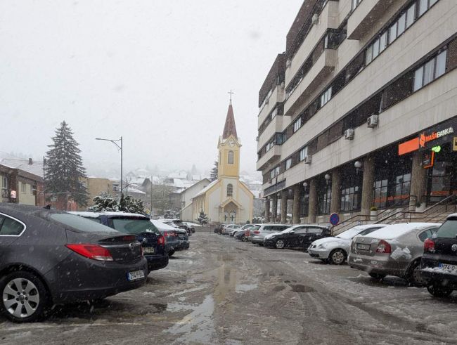 FOTO: Dobojski Info | DOBOJSKI INFO NAJAVLJUJE: Konstituirajuća sjednica Skupštine Grada. Kašnjenja i nagomilani problemi!