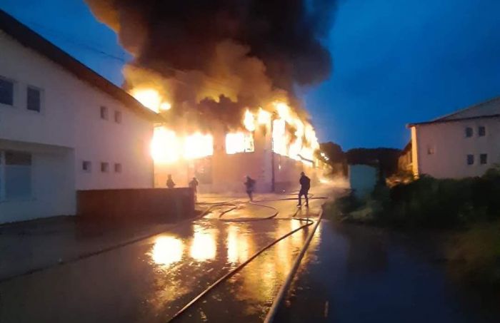 FOTO: Dobojski Info | OGROMAN POŽAR U FABRICI PLASTIKE: Intervenisali i dobojski vatrogasci. 