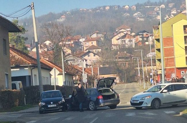 FOTO: Dobojski Info | DOBOJ: Ponovo saobraćajna nezgoda na raskrsnici ulica Jug Bogdana i Kneza Lazara