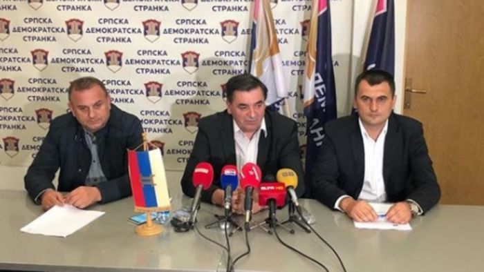 FOTO: Dobojski Info | PRELETAČI NIČU, ALI BEZ IMENA I PREZIMENA: SAD neće ništa objašnjavati SNSD-u