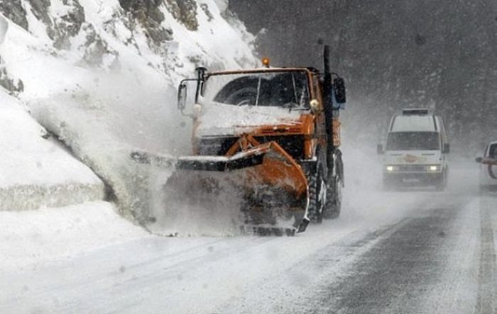 FOTO: Dobojski Info | PUTEVI: Zbog snijega saobraćaj se otežano odvija