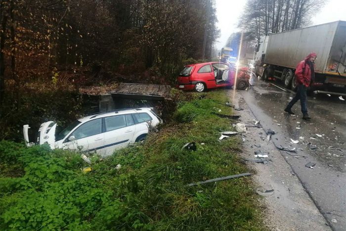 FOTO: Dobojski Info | DOBOJ: Težak sudar dva auta i kamiona, dvoje povrijeđenih