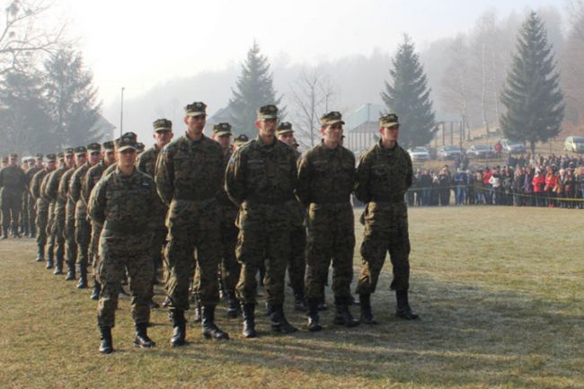 FOTO: Dobojski Info | Mijenjaju pravila da popune vojne redove