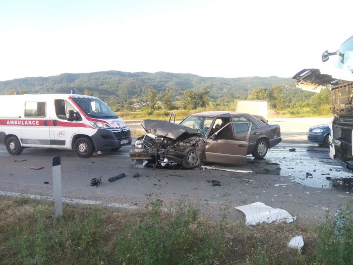 FOTO: Dobojski Info | DRAMATIČNE SCENE NA PUTU M17: Sudar šlepera, mercedesa i opela. (FOTO) (VIDEO)