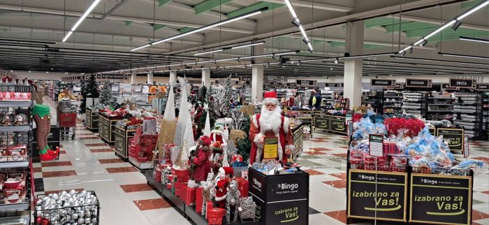 FOTO: Dobojski Info | Zabava i specijalne pogodnosti na otvorenju hipermarketa Bingo u Doboju