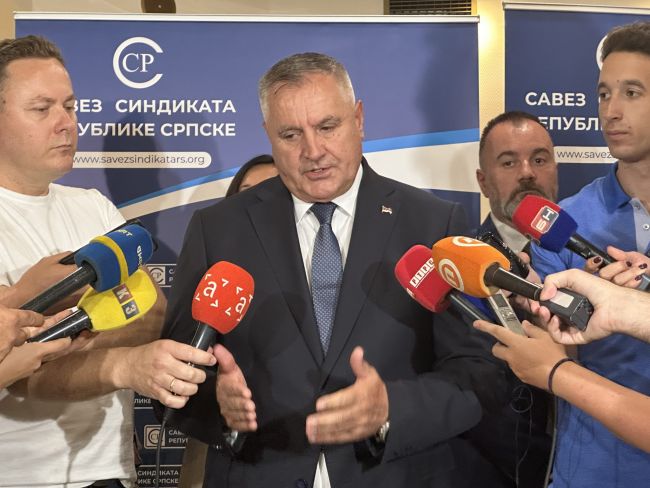 FOTO: CAPITAL | Premijer Republike Srpske Radovan Višković pobjegao glavom bez obzira od novinara