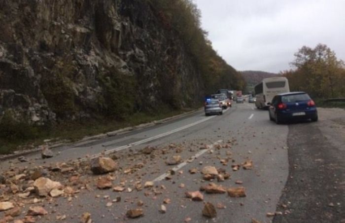 FOTO: Dobojski Info | PUTEVI: Povećana opasnost od odrona u usjecima