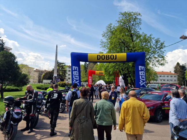 FOTO: Dobojski Info | DOBOJ: Krenula treća etapa biciklističke trke od Doboja do Prijedora