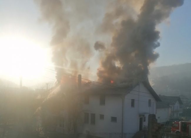 FOTO: Dobojski Info | DOBOJ: Požar u ambulanti u Grapskoj izazvao privremeni prekid rada. Dom zdravlja Doboj preusmjerava pacijente.